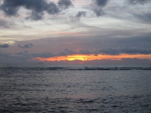 初日の出 千倉海岸にて もうすぐ昇ってきます