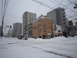 すすきの付近の交差点 信号の住所表記にご注目