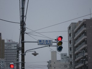 すすきの付近の交差点 信号の住所表記は南5西6