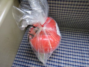 高崎駅の駅弁 だるま弁当 買うとビニールでラッピングされています