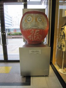 JR上越新幹線 高崎駅 西口にあるだるま