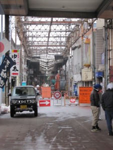 群馬県高崎市 中央ぎんざ 雪の重みでアーケードが崩落し、通行止めになった