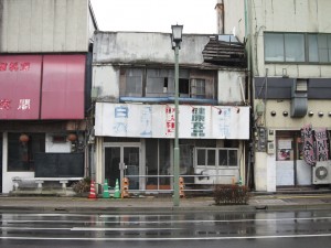 高崎市内で見かけた廃屋 もう朽ちかけていて、いつ崩壊してもおかしくない状態です