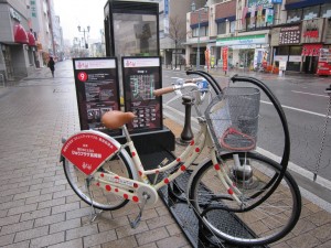 高崎まちなかコミュニティサイクル ハンドルのところに100円を入れるシステムです