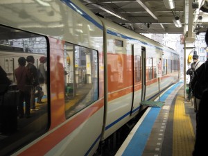 東武鉄道 100系 スペーシアきぬ 浅草駅の急カーブ あまりに急すぎるので、ステップがないとストンと落ちそうです