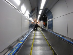 JR中央線 東京駅 丸の内口 中央快速線へのエスカレーター