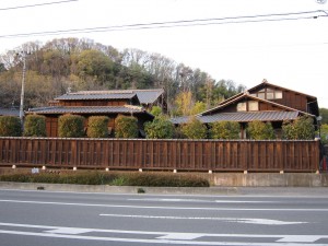 おがわ温泉 花和楽の湯 まるで片田舎の古民家のような建物
