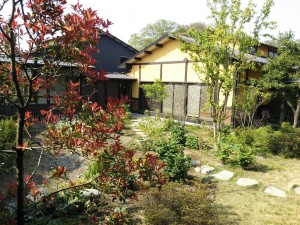 杉戸天然温泉 雅楽の湯 中庭 正面の建物がお食事処です