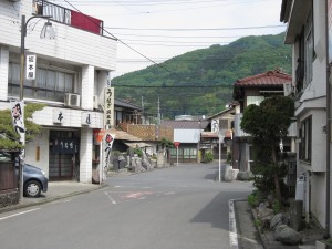 秩父鉄道線 皆野駅 駅前通り 周辺にうなぎ屋さんが建ち並びます