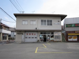 皆野町営バス 皆野駅前バス停留所 待合所と乗務員控室もあります