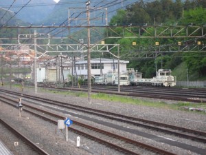 西武秩父線 横瀬駅 駅構内の保線区 奥に大雪で崩壊した建物があります