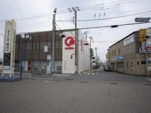 JR外房線 安房鴨川駅 駅前の交差点 商店らしい商店が皆無です