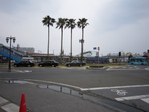 JR内房線 安房鴨川駅 駅西側の駅前ロータリー 後ろにAEONがあり、お店はこっちに集結しています