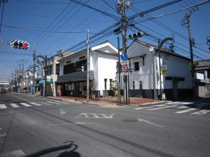 飯能市内にある地元のお酒屋さん 漆喰塗りが何とも味があります