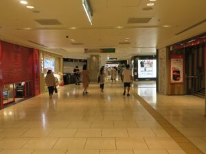 相模鉄道線 横浜駅 相鉄ジョイナス内 2階乗り場への階段 エスカレーターへの通路