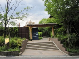宮前平温泉 湯けむりの庄 入口 かなり落ち着いた佇まいです