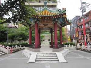 横浜中華街 山下町公園 どうやらここがベンチの代わりみたいです