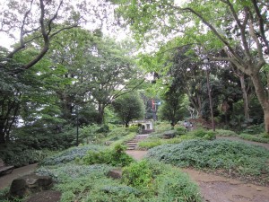 港の見える丘公園 フランス山 この辺りはかなり急な階段があります