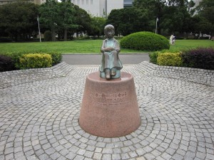 横浜 山下公園 赤い靴はいてた女の子