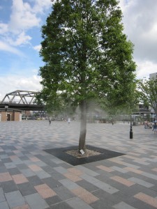 街路樹から霧のように吹き出す打ち水 JR甲府駅にて