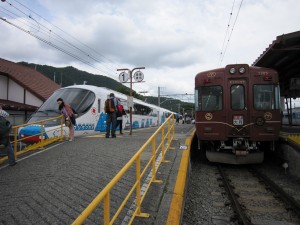 富士急行線 河口湖駅 ホーム 左側にフジサン特急、右側に富士登山電車が止まっています