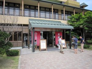 ふじやま温泉 玄関 富士急ハイランド高速バスターミナルから歩いて行けます