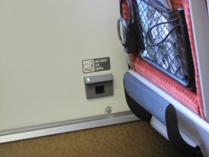 JR東日本 E4系 山形新幹線つばさ シート脇にあるコンセント