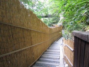 蔵王温泉 大露天風呂 番台までの通路 この囲いの先が男湯です