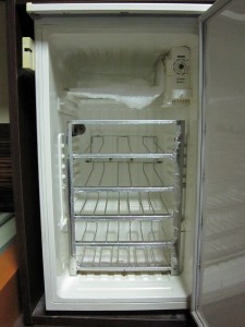 山形 蔵王温泉 ホテルルーセントタカミヤ 怪しさ爆発 冷蔵庫の中 棚の造りが明らかにおかしい