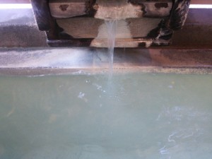 山形 蔵王温泉 ホテルルーセントタカミヤ お湯は酸性・含硫黄・アルミニウム-硫酸塩・塩化物泉で、白い濁り湯です