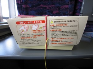 網焼き 牛たん弁当 黄色いひもを引っ張ると温まる仕組みです