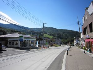 山形 蔵王温泉 バス通り この先にロープウェイの駅があります