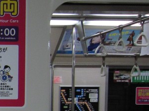 札幌地下鉄南北線の車内を拡大 網棚がついていません