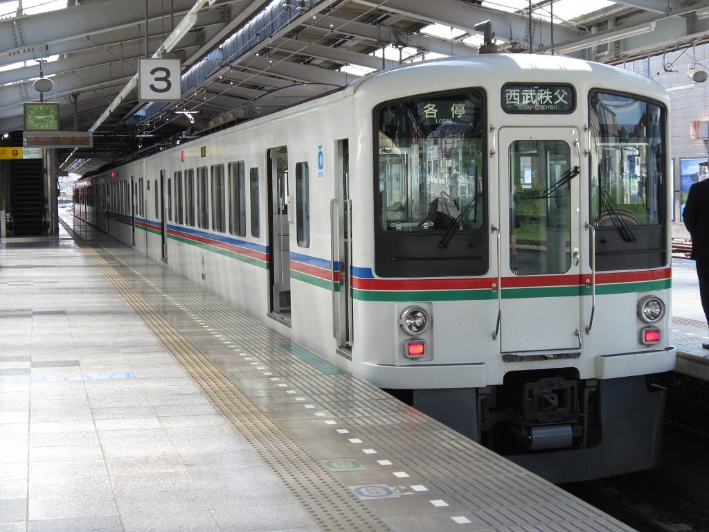 西武鉄道 4000系 飯能駅にて