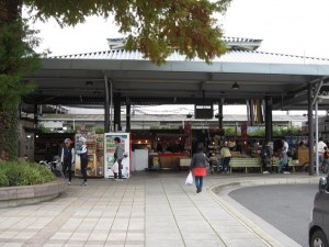 西武秩父線 西武秩父駅 仲見世通り 飲食店やお土産物屋さんが建ち並びます