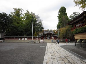 秩父神社 境内 正面に神門があります