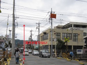 秩父鉄道の踏切 その昔、高さが低すぎて屋台が通過できなかったそうです