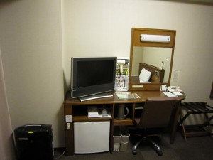 ホテル ルートイン 水戸県庁前 シングルルーム デスク周り 鏡の下にコンセントが2つあります