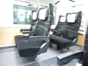 JR常磐線 E657系 特急スーパーひたち シート 肘掛にコンセントがついています