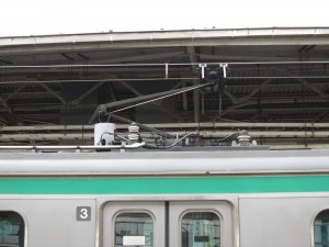 直流電車のパンタグラフ 架線からの電気をそのまま使うのでシンプルです