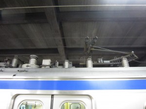 交直流電車のパンタグラフ 直流電車に比べて部品の数が多いです