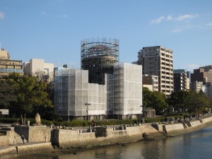 広島 原爆ドーム 調査中のため工事用の幕で覆われています