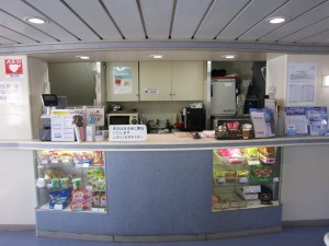 広島-松山 高速船 スーパージェット 売店 この裏に自動販売機があります
