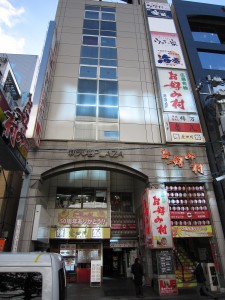 広島 お好み村 4階建てのビルにお好み焼き屋さんがひしめき合います
