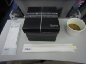 広島-羽田 プレミアムクラスのお食事 2段重ねのお重になっています