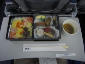 広島-羽田 プレミアムクラスのお食事 中身 広島らしく牡蠣が入っています