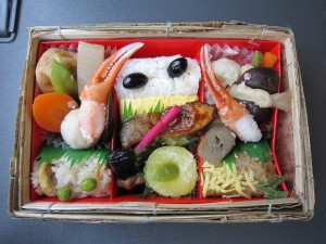 冬の竹籠色彩弁当 中身 やっぱりカニが入っています