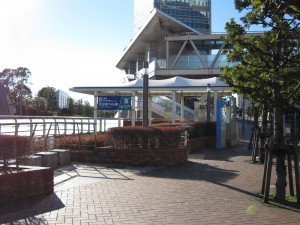 東京臨海高速鉄道 りんかい線 天王洲アイル駅 出口Aを地上から見る