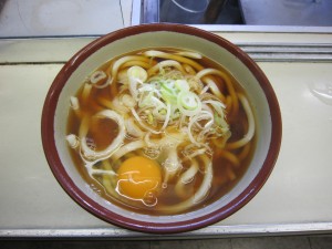 月見うどん 桐生駅 立ち食いそば屋さんにて