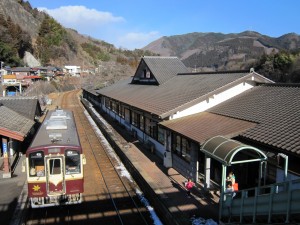 わたらせ渓谷鉄道線 水沼駅 跨線橋より 左が駅舎 右が水沼駅温泉センター